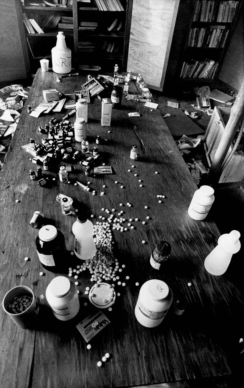 Illustration for article titled Esta anciana se quedó dormida, y cuando despertó
tenía 900 cadáveres a su alrededor: la masacre de Jonestown